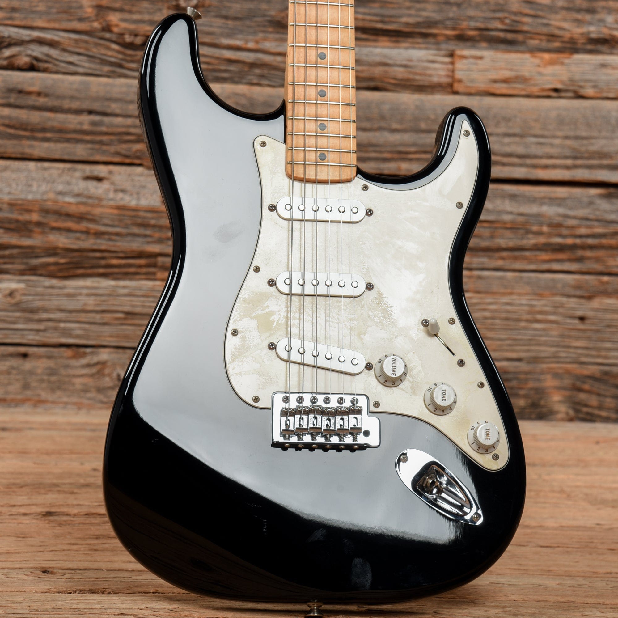 Fender Standard Stratocaster Black 2001 – Chicago Music Exchange