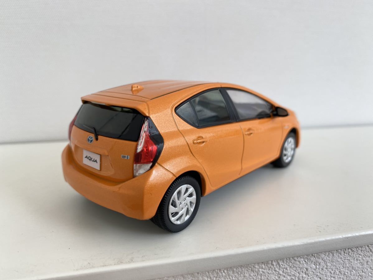 送料込み トヨタ アクア ミニカー 1/30 オレンジパールクリスタル