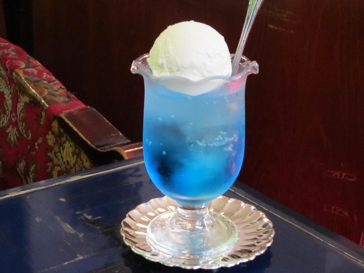喫茶 水鯨 ブルーハワイなクリームソーダ 大阪市西区 - バイクで遠足