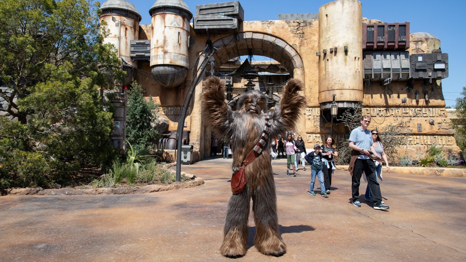 全世界歓喜のオープン！ようこそ「スター・ウォーズ」の世界へ─米紙中
