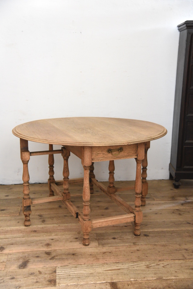 雰囲気ある2ドロワーゲートレッグテーブル