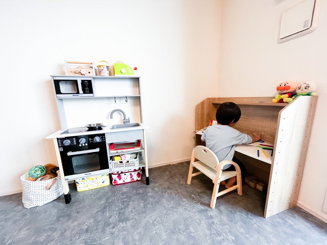 1歳11ヶ月】ニトリの棚になるキッズデスク導入レポ | Nanaseの