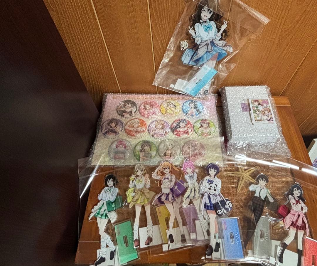 虹ヶ咲　制服ギャルver.アクスタ8点イラストカード　コミケ缶バッジ ラブライブ！虹ヶ咲学園スクールアイドル同好会』のギャル制服ver