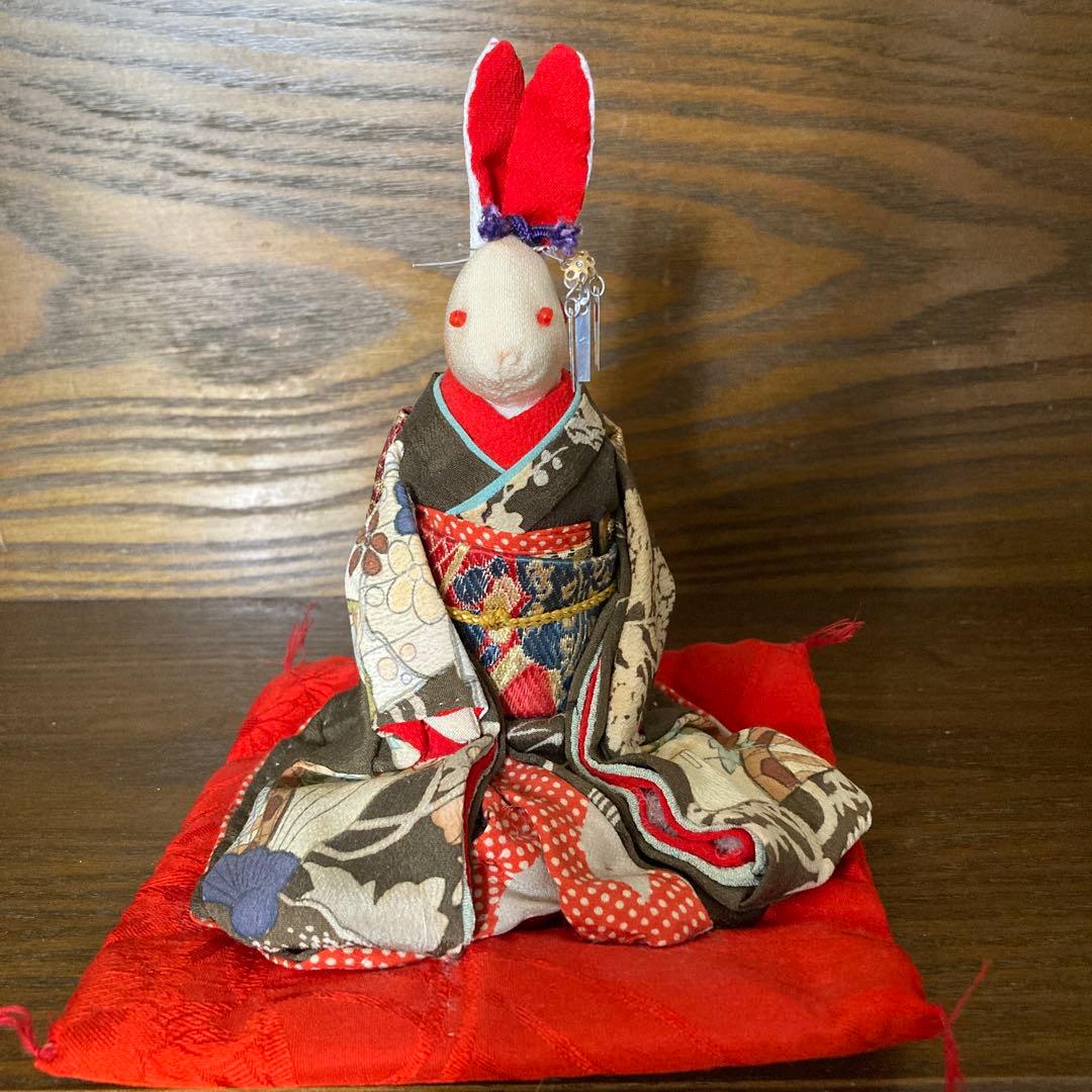 着物を着たウサギの人形 大輪の菊の振袖を着たうさぎさん | iichi 日々の暮らしを心地よくする